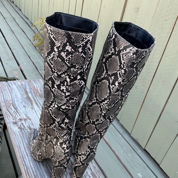 Steve Madden Rouge Black & White Snakeskin Block Heel Knee High Boots, Size 7.5 - Picture 4 of 12